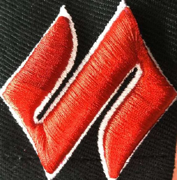 Bordado 3D de logo en color rojo sobre tela negra