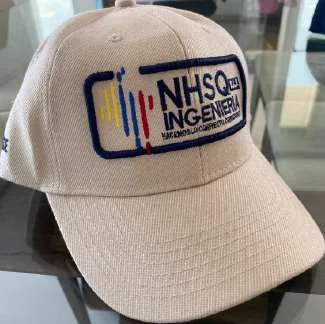 Gorra beige con logo empresarial bordado