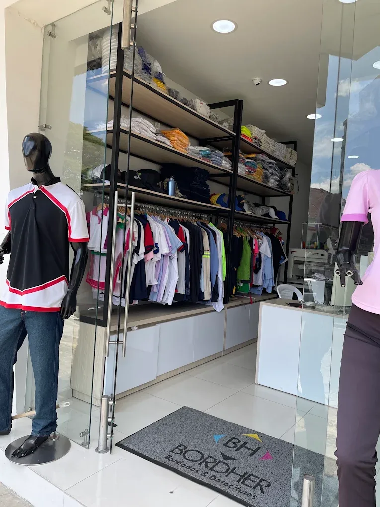Interior del punto de venta de Bordher con prendas de dotación exhibidas
